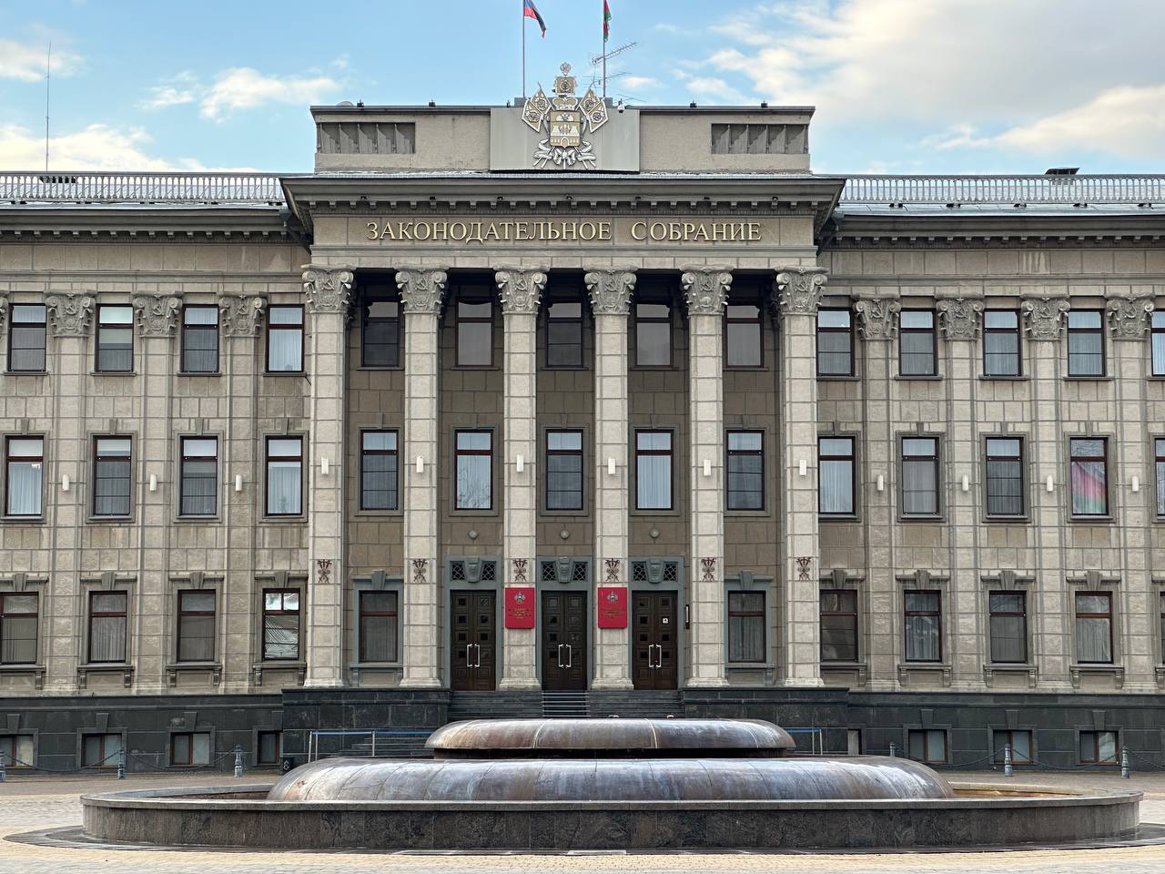 Штрафы до 300 тысяч рублей за съемку беспилотников и работы ПВО ввели на Кубани Депутаты Законодательного собрания Краснодарского края на 72 й внеочередной сессии поддержали поправки в региональный закон Об административных правонарушениях Документ вводит штрафы за распространение фото и видеоматериалов которые позволяют установить местоположение военной техники подразделений а также фиксируют работу систем ПВО и последствия атак Согласно принятым изменениям для граждан предусмотрены штрафы от 1 до 3 тыс рублей для должностных лиц от 10 до 30 тыс для юридических лиц от 50 до 100 тыс рублей За повторное нарушение санкции ужесточаются до 5 тыс рублей для граждан от 30 до 50 тыс для должностных лиц и до 300 тыс рублей для организаций Председатель ЗСК Юрий Бурлачко комментируя решение отметил что в условиях текущей обстановки требуется ответственное поведение со стороны каждого жителя региона Телеканал Краснодар в MAX Написать нам