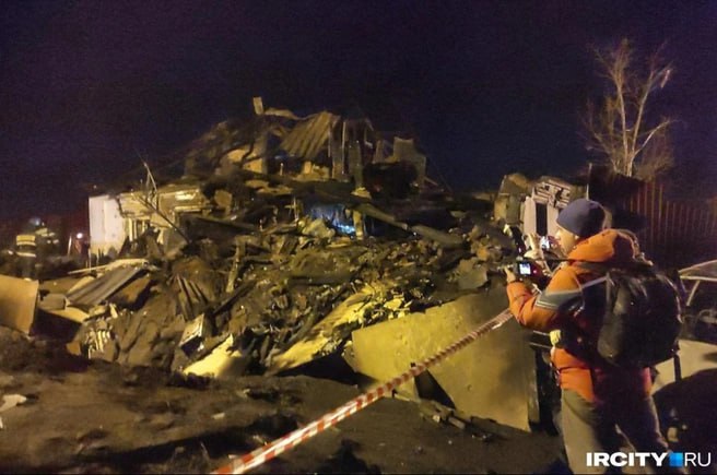 Следком завершил расследование дела о крушении Су 30 в Иркутске Следователи завершили расследование уголовного дела о крушении истребителя Су 30 на жилой дом осенью 2022 года Сейчас потерпевшие знакомятся с материалами сообщил на пресс конференции в ТАСС руководитель отдела криминалистики Восточного МСУ на транспорте СКР Станислав Асташенко Асташенко напомнил что обвинение предъявлено шести работникам Иркутского авиазавода включая руководство инженерно технического состава Двум фигурантам вменяют превышение должностных полномочий ещё четверым халатность Все находятся под подпиской о невыезде По версии следствия при подготовке самолёта к полёту в бортовую кислородную систему попал азот Лётчики потеряли сознание что привело к авиакатастрофе и гибели экипажа После ознакомления потерпевших с материалами их предоставят обвиняемым и защите затем дело будет направлено прокурору и после утверждения в суд Напомним Су 30 упал на жилой дом на 2 м Советском переулке 23 октября 2022 года Жильцы не пострадали Погибли два лётчика испытателя Максим Конюшин и Виктор Крюков Иркутский авиазавод выплатил компенсации семьям и открыл мемориал на своей территории Подпишись на Ircity