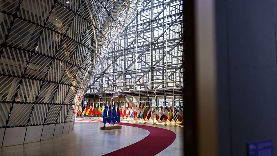 Бельгийская полиция проводит обыски в штаб квартире дипломатической службы ЕС Подозревают мошенничество при закупках коррупцию и конфликт интересов В Брюсселе полиция провела обыски в представительстве ЕС а также в Колледже Европы в Брюгге и в частных домах Операция связана с расследованием предполагаемого нецелевого использования средств ЕС Бельгийская полиция во вторник провела обыски в дипломатической представительстве ЕС в Брюсселе а также в Колледже Европы в Брюгге и частных домах в рамках расследования предполагаемого нецелевого использования средств ЕС Euractiv В ходе рейдов полиция изъяла документы и задержала троих человек для допроса по подозрению в мошенничестве при закупках коррупции и криминальном конфликте интересов Расследование направлено на проверку злоупотребления средствами ЕС включая финансирование проектов и распределение грантов Подпишись на primulinmd