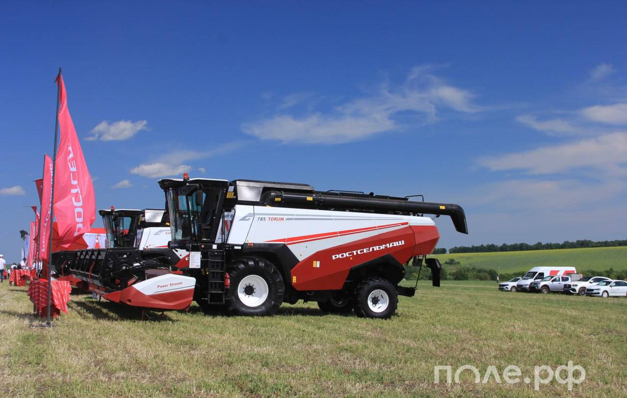 Продажи отечественной сельхозтехники сократились на 26 5 до 114 3 млрд рублей в январе сентябре 2025 года По данным Ассоциации Росспецмаш сокращение отмечается и по отгрузкам отечественной сельхозтехники в штуках по основным видам машин   Зерноуборочные комбайны почти в 1 5 раза до 1570 штук   Зерноочистительные машины на 39 до 474 штук   Сельскохозяйственные тракторы на 37 до 1971 штук В связи с этим Ассоциация предлагает предусмотреть ежегодный объем финансирования программы 1432 в размере не менее 20 млрд рублей ежегодно до 2035 года а также рассмотреть возможность увеличения субсидируемой скидки на сельхозтехнику чтобы снизить финансовую нагрузку на аграриев Подробнее pole journal