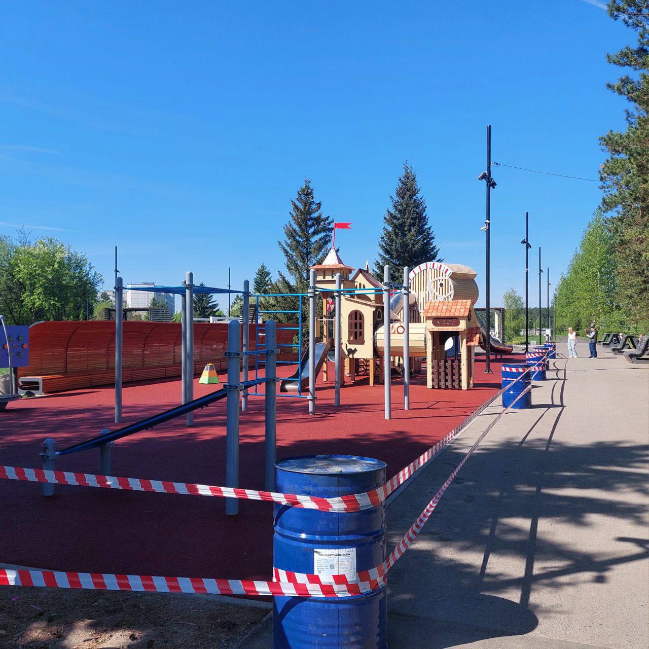 Возбуждены уголовные дела о мошенничестве на 5 млн руб. и халатности при благоустройстве набережной в Зеленогорске В июне 2024 г. между МКУ «Заказчик» и ООО «КСТС» был заключен муниципальный контракт на благоустройство набережной р. Кан в Зеленогорске. Работы стоимостью 25,7 млн руб. проводились в рамках нацпроекта «Жильё и городская среда». Среди прочего подрядчик должен был установить новые опоры освещения. Однако вместо качественных конструкций, соответствующих смете и техническому заданию, были изготовлены и смонтированы дешёвые аналоги. «Экономия» составила 5 млн руб. и пополнила общую выгоду руководителя фирмы от заключенного контракта. Несмотря на очевидную разницу, работы были приняты и оплачены в полном объёме по первоначальной стоимости. Лишь проверка прокуратуры выявила нарушения: подрядчик представил недостоверную документацию, а заказчик не проконтролировал исполнение контракта. По материалам прокуратуры возбуждены уголовные дела о мошенничестве ч. 4 ст. 159 УК РФ и халатности ч.1 ст. 293 УК РФ . Ход расследования контролируется надзорным ведомством. Сайт Тelegram ВК