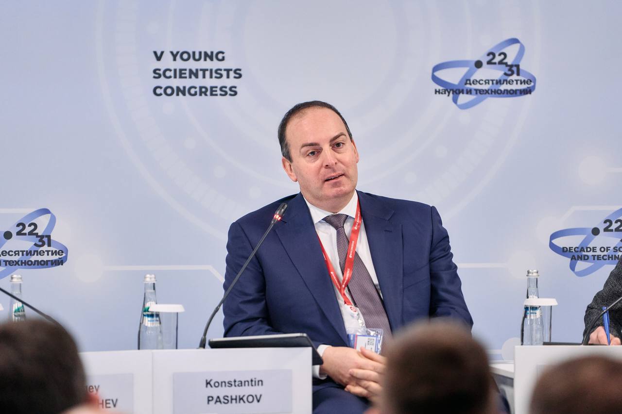 Минтранс инициирует создание 9 межведомственных научных центров для решения задач развития отрасли Об этом сообщил первый заместитель министра Константин Пашков выступая на сессии V Конгресса молодых ученых в Сириусе Появление научных центров один из пунктов Концепции научно технологического развития транспортного комплекса РФ до 2035 года разработанной Минтрансом вместе с лидерами отрасли и получившей одобрение Президиума РАН Документ является стратегическим ориентиром развития транспортной науки Перед отраслью сегодня стоят задачи обеспечения технологического суверенитета России и их решение невозможно без фундаментальных исследований междисциплинарного подхода и интеграции знаний из разных сфер Поэтому мы в том числе планируем создать 9 научных центров по основной проблематике включая высокоскоростные магистрали транспортную безопасность пространственное развитие и транспортное планирование Это позволит напрямую увязать научный подход и исследования с достижением целей технологического лидерства поставленных Президентом и Правительством отметил он КадрыТранспорта Минтранс в MAX