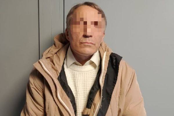 В 825 тысяч рублей обойдётся посетителю селфи на лучшем троне Европы в Эрмитаже О судебном разбирательстве по этому поводу рассказала глава объединённой пресс службы судов Дарья Лебедева В конце марта этого года 59 летний посетитель музея сел на тронное кресло магистра мальтийского ордена чтобы сделать селфи Смотритель музея сделала нарушителю замечание но тот отреагировал агрессивно и встал ногами на историческую подножную скамью В результате сиденье трона было деформировано бархатная обивка порвана а подножная скамья потрескалась Мужчину задержали приехавшие на вызов росгвардейцы Музей оценил стоимость реставрационных работ в 825 тыс рублей Эту сумму Эрмитаж намерен взыскать с ответчика Предварительное судебное заседание по делу назначено на 26 января 2026 года t me rosgvard78 Подписаться на ДП в Telegram MAX