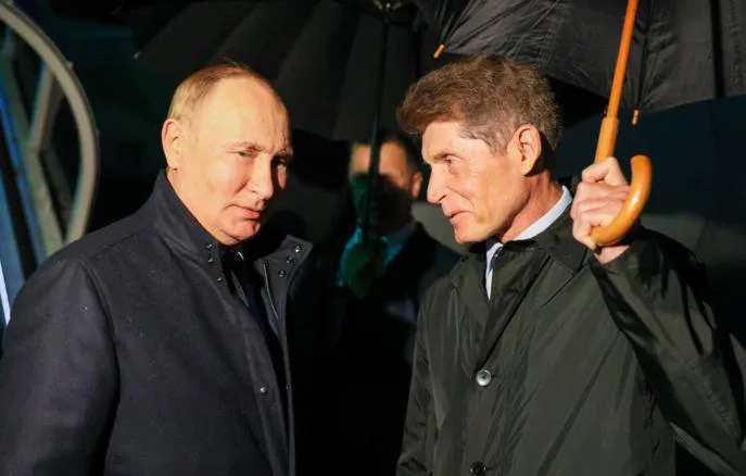Приморье потратит 1 3 млрд рублей на подготовку к ВЭФ во Владивостоке Приморский край направит около 1 3 млрд рублей на подготовку к Восточному экономическому форуму Об этом сообщил губернатор Олег Кожемяко отметив что регион отвечает в том числе за организацию рыбного рынка и гастрономической части форума По его словам улицу Дальнего Востока оформят в обновлённом формате с отдельными павильонами и концепциями Власти обещают сделать акцент на дальневосточной кухне и презентации региона для гостей из России и других стран NEWS VL в MAX прислать новость