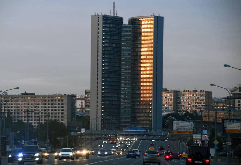 На месте аварийной высотки СЭВ построят новый символ Москвы  В последние годы в здании на Новом Арбате размещались различные учреждения мэрии, а недавно гос. экспертиза признала аварийное состояние объекта и рекомендовала провести комплексную реконструкцию.   Как часто бывает, построить новое здание будет дешевле многолетней реставрации, а на выходе должен появиться знаковый объект для города. Сейчас власти выбирают концепцию, проект опубликуют до конца года.  Девелопером назначена «Киевская площадь», которая сейчас реализует чем-то похожий проект реконструкции «Олимпийского», также известна как владелец таких заметных объектов как «Депо Лесная» и ЦДМ на Лубянке.