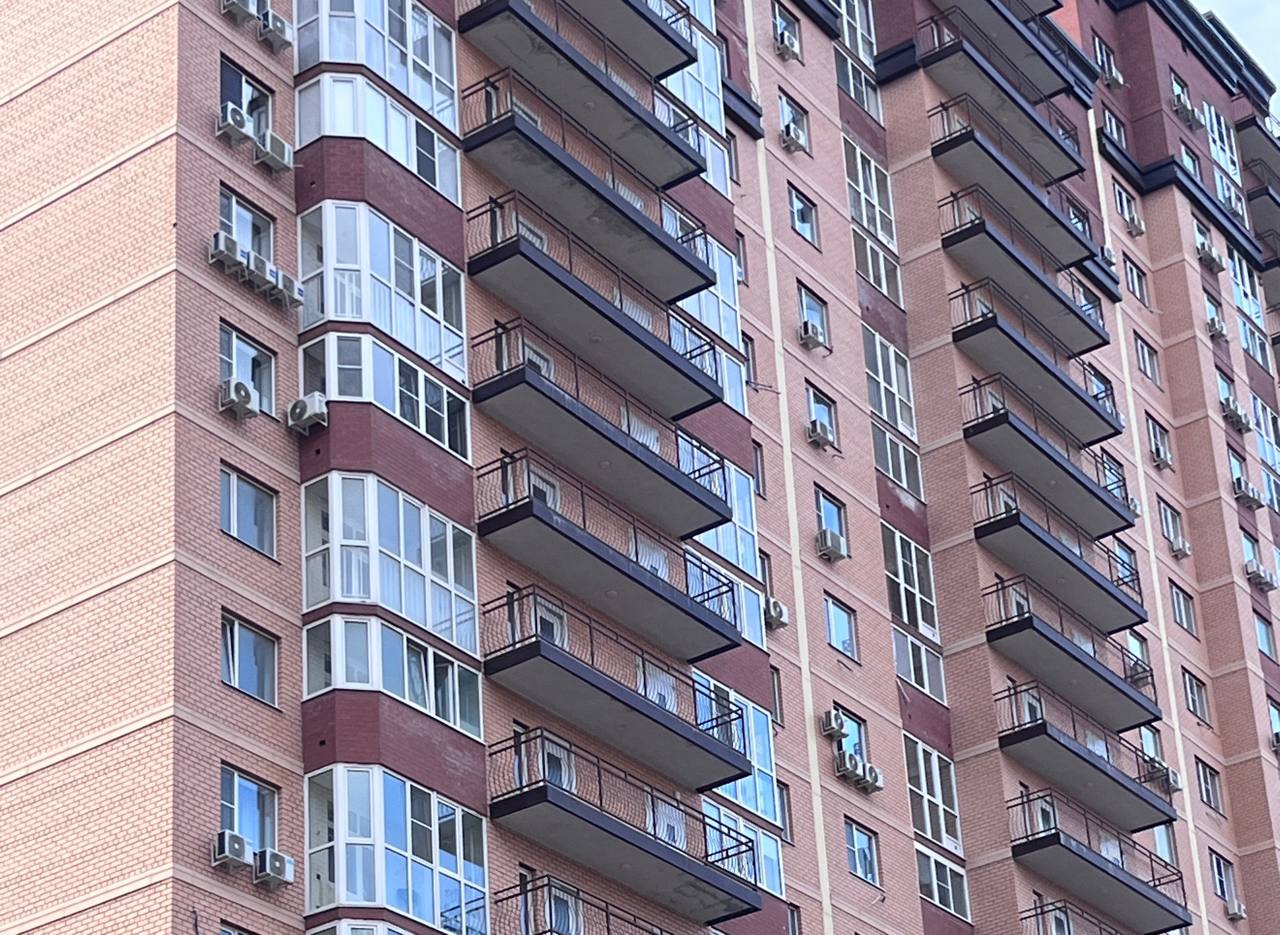 На Дону количество нераспроданных квартир в новостройках достигло 35 тысяч Ростовская область стала лидером по затоваренности рынка новостроек к началу четвертого квартала 2025 года В целом по стране на рынке новостроек накопилось более 350 тысяч квартир к четвертому кварталу текущего года что в 3 3 раза больше чем за аналогичный период 2024 года Стройка