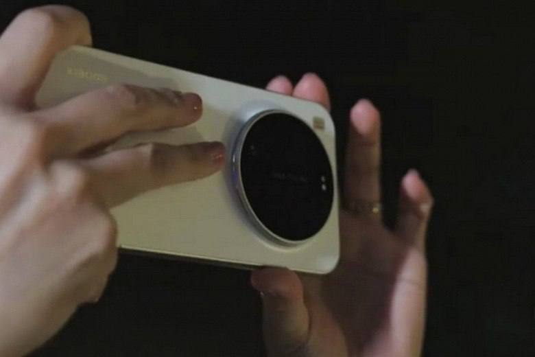 Xiaomi 17 Ultra революция в камерах и производительности с уникальной 200 Мп Leica и мощным аккумулятором Смартфон получит первую в мире 200 Мп камеру от Leica а также три других модуля по 50 Мп Камера включает уникальный перископический модуль с сертификацией Leica который практически устраняет хроматические аберрации Также будет 50 Мп основной датчик и сверхширокий угол с тем же разрешением Устройство получит аккумулятор на 6800 мАч с поддержкой быстрой проводной зарядки мощностью 100 Вт и беспроводной зарядки Xiaomi 17 Ultra будет доступен в черном белом зеленом и фиолетовом цветах Экран плоский 6 8 LTPO с разрешением 2K Размеры 77 6 x 8 мм вес 227 г Внутри Snapdragon 8 Elite Gen 5 с до 16 ГБ оперативной памяти и до 1 ТБ встроенной Этот смартфон безусловно заявляет о себе как лидер на рынке Презентация ожидается в Китае в ближайшие дни после чего состоится глобальный релиз