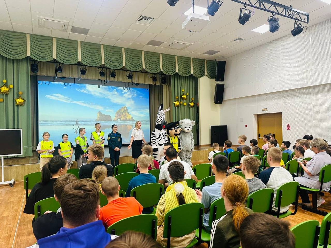 Профилактические мероприятия по Правилам дорожного движения прошли в областном центре   В целях профилактики детского дорожно-транспортного травматизма и в рамках информационно-пропагандистской кампании «Внимание! Мотоцикл, велосипед, СИМ!» сотрудники Отдела Госавтоинспекции города Южно-Сахалинска совместно с представителем территориального отдела надзорной деятельности и профилактической работы города Южно-Сахалинска ГУ МЧС России по Сахалинской области и юными инспекторами движения школы №30 провели профилактические беседы «Летние дороги будут безопасными!» с воспитанниками коррекционной школы «Надежда» и реабилитационного центра для детей и подростков «Преодоление».  В ходе бесед дорожные полицейские рассказалиребятам о «дорожных ловушках», которые могут встретиться по пути в образовательное учреждение, а также напомнили о правилах перехода проезжих частей по регулируемым и нерегулируемым пешеходным переходам, правила безопасного поведения в жилой зоне и во дворовой территории.