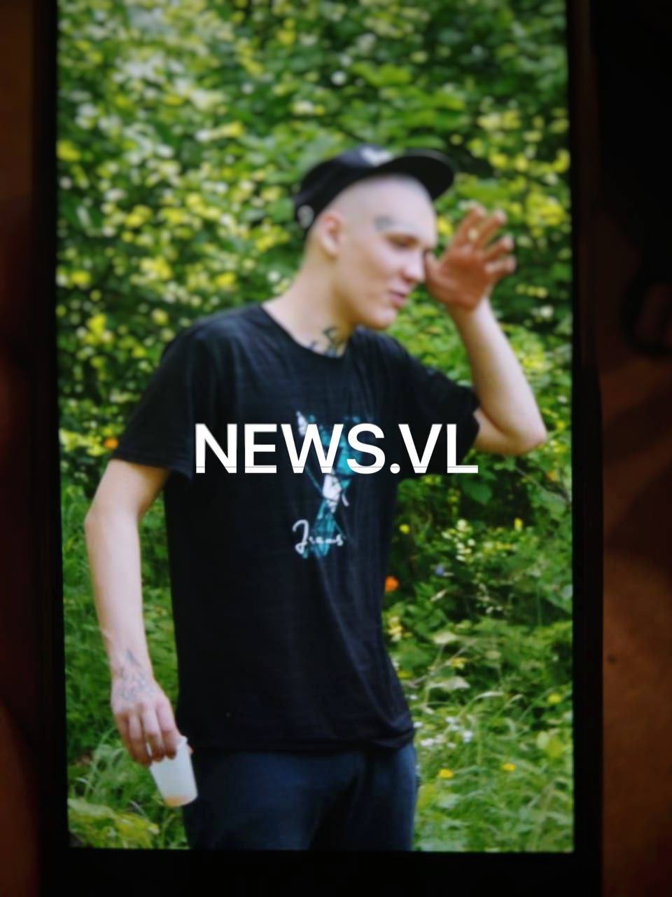 Разыскивается мужчина, избивший парня на остановке 22 июня около 19:00 на остановке на острове Русский во Владивостоке произошла жестокая драка. Неизвестный мужчина ударил 23-летнего парня несколько раз, предположительно — бутылкой с горлышком. Пострадавшего срочно госпитализировали. Родные сообщили, что очевидец снял фото нападавшего сразу после происшествия. Но до сих пор личность злоумышленника не установлена. Если вы узнали мужчину на фото или были свидетелем — просьба позвонить по телефону 8 902 556 17 83. Источник: