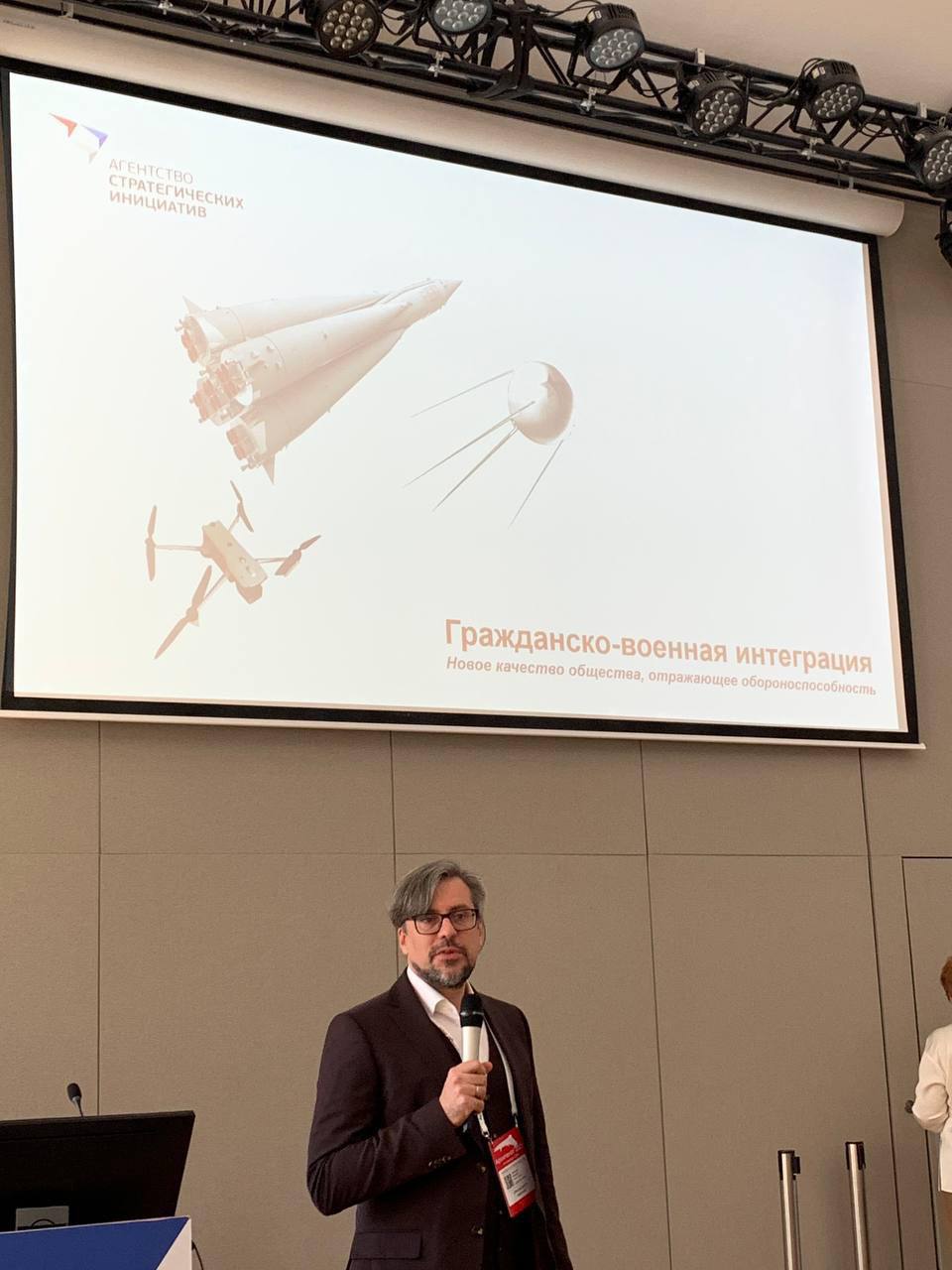 Томские вузы, представители Департамента по научно-технологическому развитию и инновационной деятельности Томской области, а также АНО «Центр инжиниринга и инноваций Томской области» приняли участие в церемонии открытия Международного форума «Беспилотные системы: технологии будущего».    Делегация Томской области во главе с Губернатором Владимиром Мазуром примет участие в работе форума, а также обсудит формирование кластера электроники и беспилотных технологий с Министром промышленности и торговли Российской Федерации Антоном Алихановым.    Форум пройдет в период с 7 по 17 августа 2025 на территории инновационного центра «Сколково». В рамках Форума состоится ежегодный проектно-образовательный интенсив «Архипелаг 2025».    Делегация от Томской области примет участие в разработке единой концепции цифрового пространства для беспилотных устройств, спутников и робототехники, механизмов развития рынка при существующих ограничениях, а также формировании рейтинга дронификации регионов Российской Федерации.