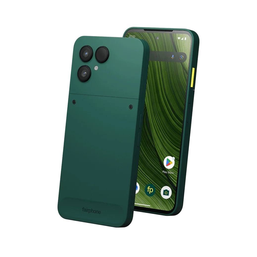 Модульный смартфон Fairphone 6 поступил в продажу Главной фишкой вновь является его ремонтопригодность. Модульная конструкция позволяет с помощью обычной отвёртки заменить практически каждый компонент устройства, включая дисплей, аккумулятор и динамик. Запасные модули можно купить как на официальном сайте, так и у сторонних продавцов. На заднюю крышку также прикручиваются дополнительные аксессуары: картхолдер и ремешки. Ещё одной особенностью является то, что смартфон произведён из переработанных материалов. Подробные характеристики: • Дисплей: 6,31" 2484x1116 LTPO OLED, 120 Гц • Чипсет: Snapdragon 7s Gen 3 • Камеры: 50 Мп + 13 Мп ширик + 32 Мп селфи • Память: 8/256 ГБ • Связь: 5G, NFC, Wi-Fi 6E, Bluetooth 5.4 • Биометрия: сканер отпечатков в кнопке питания, распознование лица • Влагозащита: IP55 • Аккумулятор и зарядка: 4415 мАч • Цена: €599 ~54 500 ₽