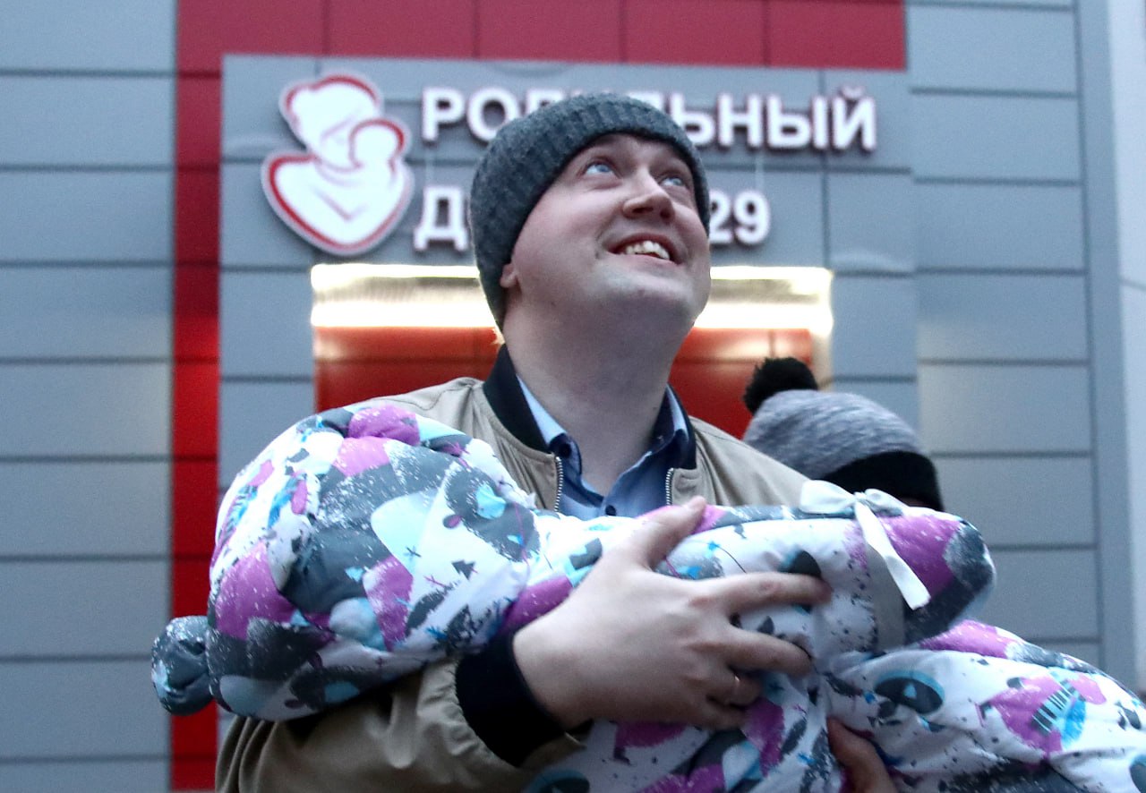 Программа маткапитала помогла родиться двум миллионам детей заявили в Госдуме Благодаря программе материнского капитала в России родилось от двух до 2 5 миллиона детей Об этом заявила первый зампред комитета Госдумы по защите семьи вопросам отцовства материнства и детства Татьяна Буцкая Подробнее читайте по ссылке Фото Валерий Шарифулин ТАСС yk24 ru в MAX Telegram ВК VK Видео