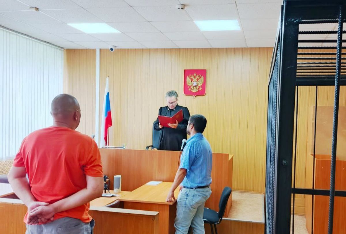 Житель Ивановской области дал взятку на экзамене на права и нарвался на штраф     Житель Тейкова, лишенный специального права управления определенными категориями транспорта, решил вновь получить водительское удостоверение. Мужчина попытался облегчить себе задачу и дал взятку инспектору экзаменационного отдела ГИБДД за успешно пройденный тест по теории. Но афера провалилась. На правонарушителя завели уголовное дело по факту дачи взятки и приговорили к штрафу.  ↗  Прислать новость   Подписаться