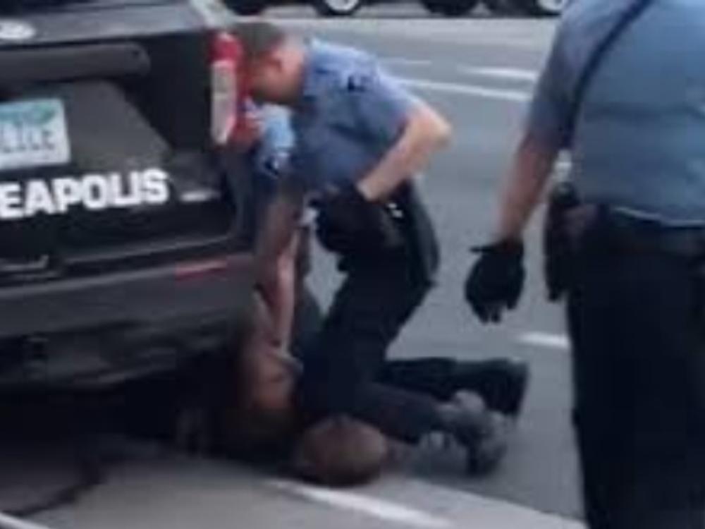 ЖПВ жизни поморов важны Жуткая история из Северодвинска местный житель умер в полицейской машине В Северодвинске скандал местный житель скончался задохнувшись в бобике Подробности рассказывают наши коллеги по ассоциации Вольное дело ИА Беломорканал По их информации вечером 23 июня на проспекте Морской стражи порядка остановили местного жителя за которым числилась неуплата административного штрафа Гражданин предложил оформить на месте протокол об административном правонарушении и не везти его в отделение Однако у сотрудников ППС было свое мнение на этот счет они скрутили мужчину заломили ему руки ударили электрошокером а позже надели наручники за спиной Затем человека кинули в отсек для задержанных В автомобиле голова и туловище северодвинца оказались зажаты из за наручников он не смог изменить своего положения и в итоге попросту скончался от удушья В общем жуть Что в итоге По нашей информации по данному факту проводилась прокурорская проверка Она завершилась в сентябре поскольку следственный комитет возбудил уголовное дело В УМВД также провели собственную проверку в результате которой оба сотрудника были уволены по отрицательным мотивам Сейчас каждый из них подозревается в превышении служебных полномочий