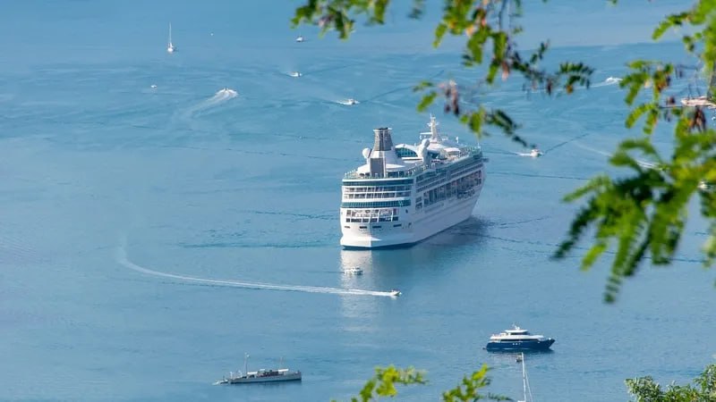 Паром с 267 людьми на борту столкнулся со скалами у побережья Южной Кореи Пассажирский паром следовавший из порта Чеджу в Мокпо 19 ноября сел на мель в районе острова Чансан По данным береговой охраны на борту судна находились 246 пассажиров и 21 член экипажа По предварительной информации инцидент произошел из за столкновения судна с подводными скалами К месту происшествия направлены спасательные катера На данный момент сообщений о пострадавших не поступало Премьер министр Южной Кореи Ким Мин Сок распорядился задействовать все доступные силы для оказания помощи По планам береговой охраны снять судно с мели планируется во время прилива   Подписаться на нас Telegram I MAX Прислать нам новость Sakhonlinebot