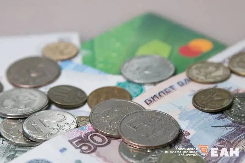 Работодатели предлагают жителям Челябинской области больше чем они ожидают В регионе по итогам первого квартала 2026 года зарплатные ожидания соискателей составили в среднем 63 9 тыс рублей в месяц Об этом говорится в исследовании сервиса hh ru По данным аналитиков регион занимает предпоследнее место в УрФО по уровню ожиданий Выше показатели зафиксированы в ЯНАО ХМАО Свердловской и Тюменской областях Ниже только в Курганской области При этом предложения работодателей в Челябинской области превышают ожидания соискателей В среднем компании готовы платить около 73 тыс рублей в месяц Подписаться на ЕАН Челябинск в МАХ