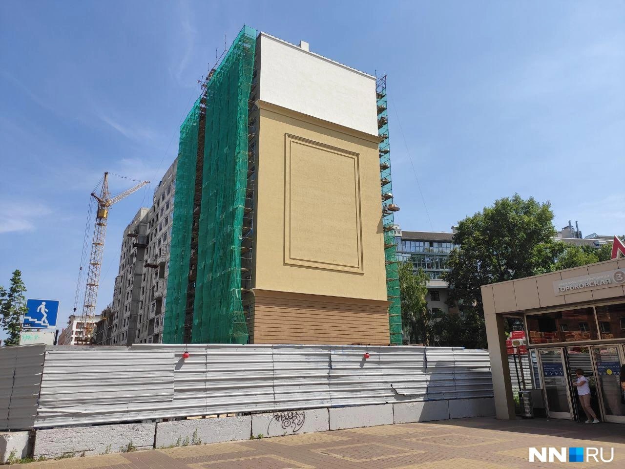 Экс замгубернатора Валерия Англичанинова признали виновным в мошенничестве с деньгами дольщиков при строительстве ЖК Дом на Горького сообщает Коммерсант Приволжье Англичанинов возглавлял строительный блок в кабмине при губернаторе Валерии Шанцеве В 2010 году он оставил свою должность Возводить ЖК в центре Нижнего предприниматель начал еще в 2015 году но работы затянулись на десять лет В результате компанию Интерсити где Англичанинов был замгендиректора признали банкротом Еще в 2023 году его приговорили к четырем годам колонии за мошенничество при возведении дома для сотрудников ФСБ в Подмосковье Тогда же завели уголовное дело о хищении почти 274 млн рублей у дольщиков ЖК Дом на Горького С учетом прежнего наказания прокуратура просила для экс замгубернатора 10 лет колонии В итоге Англичанинова осудили на шесть лет колонии общего режима Читать новости без интернета в МАХ