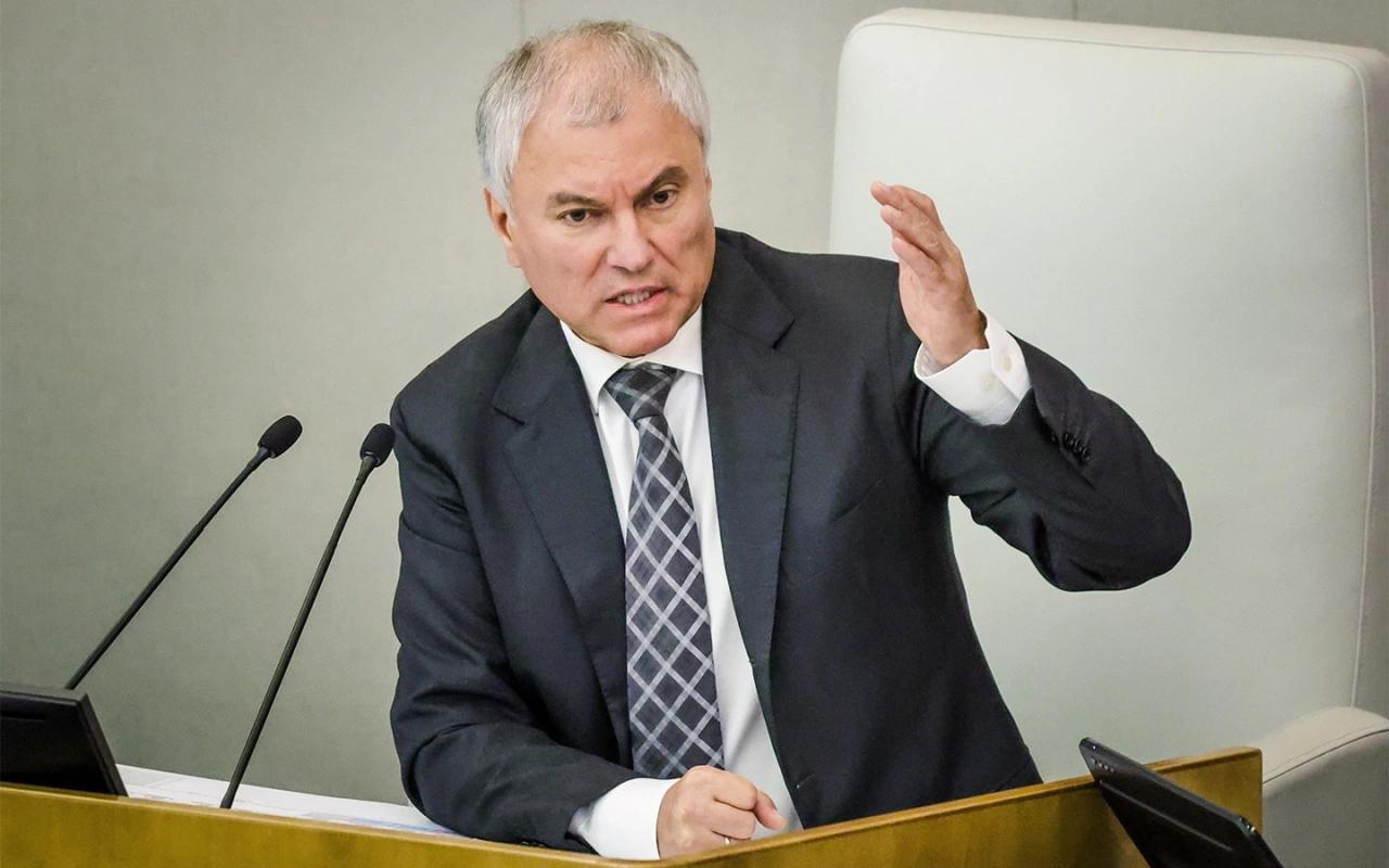 Россия будет признавать водительские права тех стран где русский язык имеет официальный статус Об этом заявил председатель Госдумы Вячеслав Володин на пленарном заседании нижней палаты парламента трансляция велась на ее сайте Те кто приезжает из страны где русский язык не имеет статуса официального мы не можем признавать их водительские Autonews права и в данном случае гражданам этих стран надо сдавать правила экзамены в этом только случае они смогут получить права на вождение автомобиля сказал Володин Он также заявил что знание русского языка это базовый вопрос в признании иностранных водительских прав в России Согласно действующему законодательству в России признают иностранные водительские права Их необходимо перевести на русский язык и нотариально заверить Как следует из п 12 ст 25 196 ФЗ иностранцы должны сдавать экзамены и получить российские права для осуществления трудовой деятельности например водители такси в России Исключениями являются граждане Абхазии Белоруссии Казахстана Киргизии и Южной Осетии где русский язык имеет статус официального