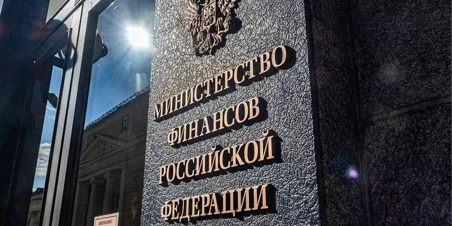Министерство финансов России увеличило ожидаемый дефицит бюджета на 2025 год с 0,5% до 1,7% ВВП — с 1,17 трлн рублей до 3,79 трлн Прогноз по цене российской нефти понижен с 69,7 долларов до 56 долларов за баррель, а ожидаемые нефтегазовые доходы бюджета были снижены на 2,6 трлн рублей — до 8,32 трлн. Из-за снижения цены на нефть бюджет в этом году не получит дополнительных нефтегазовых доходов. Ожидаемый рост ВВП составит 2,5%, как и предполагалось ранее. Оценка инфляции была повышена с 4,5 до 7,6% на конец года. Общие расходы федерального бюджета в 2025 году составят 42,3 трлн рублей, что на 829 млрд больше, чем планировалось при подготовке бюджета.