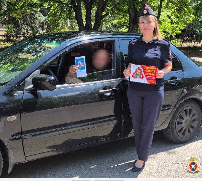 В Херсонской области госавтоинспекторы провели акцию «Береги самое дорогое»   ‍ Сотрудники Госавтоинспекции Отделения МВД России «Чаплынское» организовали профилактическую акцию, направленную на профилактику детского дорожно – транспортного травматизма, связанного с нарушением правил перевозки детей в автомобилях.   Водителям транспортных средств напомнили, что одним из эффективных средств защиты для маленьких пассажиров является детское удерживающее устройство – автокресло, сконструированное с учетом всех особенностей детского организма, индивидуально подобранное к росту и весу ребенка, и, наконец, правильно установленное в салоне автомобиля.  Прежде чем отправиться в путь, следует убедиться, что все пассажиры пристёгнуты ремнями безопасности.   Детей нужно пристегивать правильно: ремень безопасности обязательно должен проходить через плечо и грудную клетку, а не фиксировать шею.   Не стоит забывать, что водитель, в автомобиле у которого находятся дети, должен вести транспортное средство во много раз аккуратнее, четко соблюдая Правила дорожного движения.   Особое внимание необходимо уделять скоростному режиму, учитывать погодные условия и состояние дорожного полотна   Залог безопасности на дороге – это неукоснительное соблюдение Правил дорожного движения!