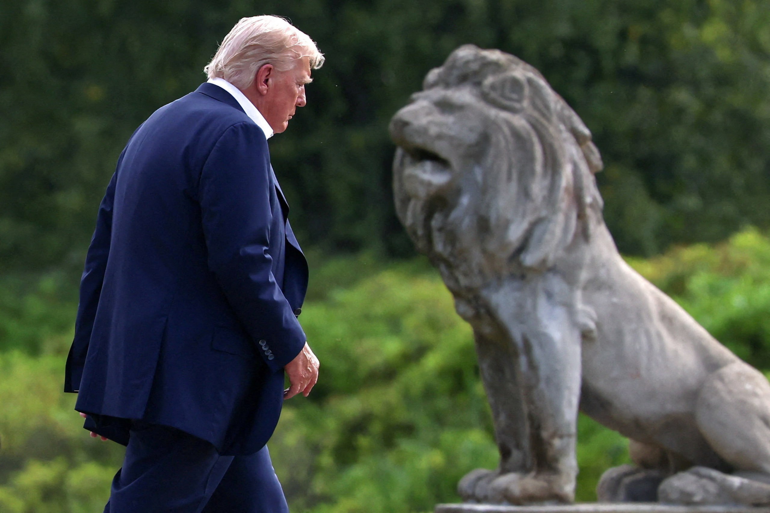 Трамп ответил на сообщения о победе Путина в связи с проведением встречи на территории США. Он возмутился, что СМИ цитируют «уволенных неудачников и по-настоящему тупых людей, таких как Джон Болтон».  «Если бы я освободил Москву и Ленинград в рамках сделки с Россией, то фейковые новости утверждали, что я заключил невыгодную сделку»  Фото: Evelyn Hockstein/Reuters    Картина дня — в телеграм-канале РБК