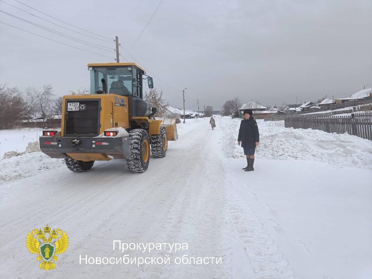 В Новосибирской области прокуратура выявила свыше 150 нарушений при содержании придомовых, дворовых и межпроселочных дорог. Об этом рассказали в пресс-службе регионального надзорного ведомства.  По результатам проверки в отношении управляющих организаций прокурорами внесено 106 представлений, о недопустимости нарушений требований федерального законодательства предостережено свыше 200 должностных лиц, возбуждено 7 дел об административных правонарушениях,  – добавляют в ведомстве.  После проверки прокуратуры были заключены 36 контрактов на очистку дорог, отремонтировано 10 единиц снегоуборочной техники, закуплено свыше 200 тонн противогололедных реагентов.  #новосибирск