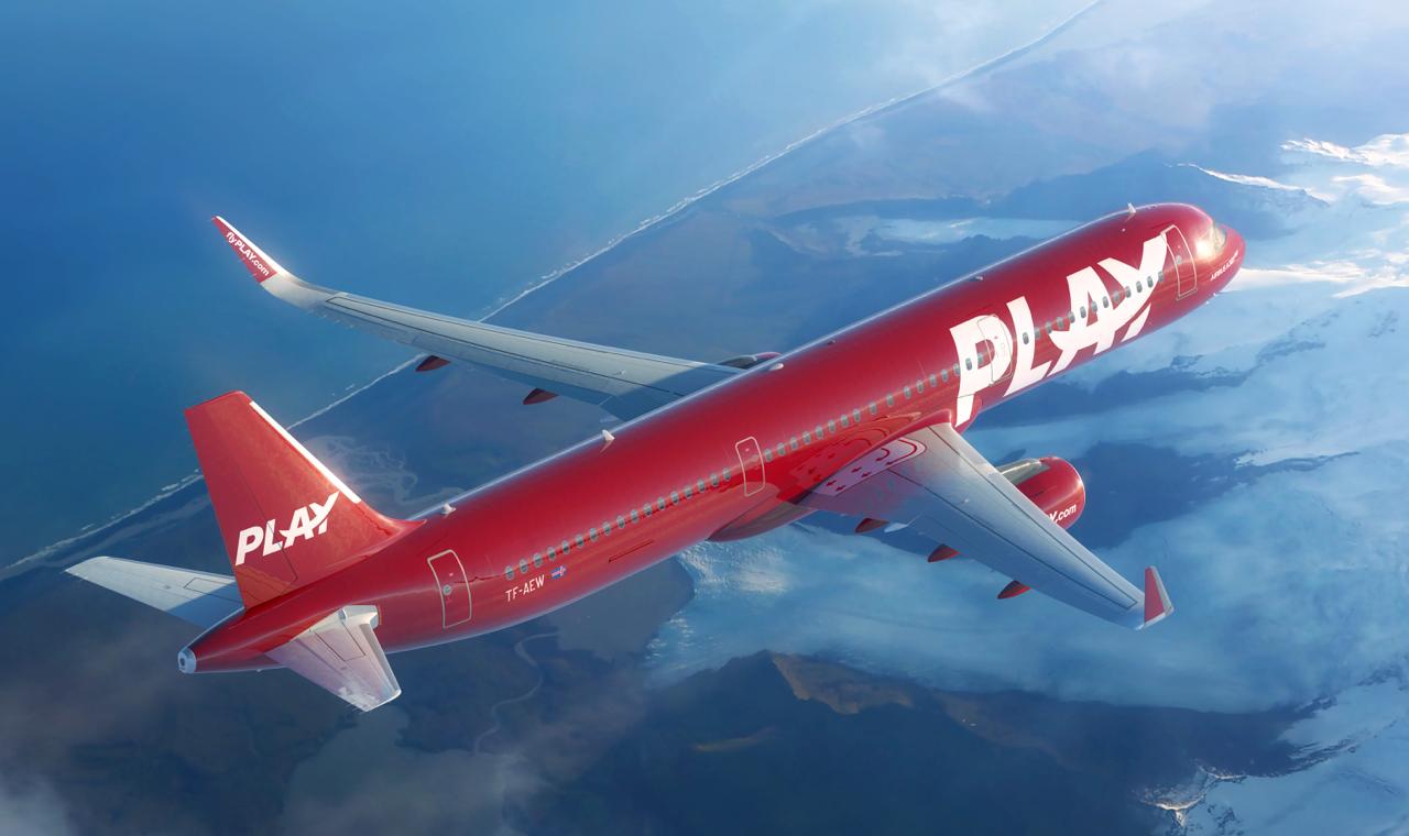 Недолго музыка ИГРАла PLAY Airlines объявила о своей кончине Исландский лоукостер PLAY Airlines объявил о немедленном прекращении деятельности отмене всех рейсов и оставил тысячи пассажиров без возможности совершить запланированный полёт Решение стало шоком как для пассажиров так и почти 400 сотрудников авиакомпании В заявлении совета директоров Fly Play от 29 сентября 2025 года говорится что решение принято из за затяжных финансовых проблем слабых продаж билетов в последние недели и внутреннего недовольства сотрудников после изменения стратегии компании Совет директоров прим и руководство PLAY подчёркивают что приложили все усилия чтобы избежать такого исхода Это самое болезненное решение которое было принято только после того как все другие варианты оказались исчерпаны говорится в заявлении перевозчика Причина краха хронические финансовые проблемы слабый спрос на билеты и неудачная смена стратегии В 2024 году PLAY отказалась от масштабных трансатлантических планов и сконцентрировалась на Европе и Канарах сократив сеть в США Операции были переведены на мальтийскую дочку а часть функций в Литву Но эти меры оказались запоздалыми PLAY была основана в 2019 году и запустила полёты в 2021 м став преемником WOW Air обанкротившейся годом ранее Компания активно развивала сеть в Европу и Северную Америку но так и не достигла устойчивой прибыльности из за высокой конкуренции и издержек Попытка сделать ставку на европейские маршруты и ACMI операции не принесла результата    AviaNews