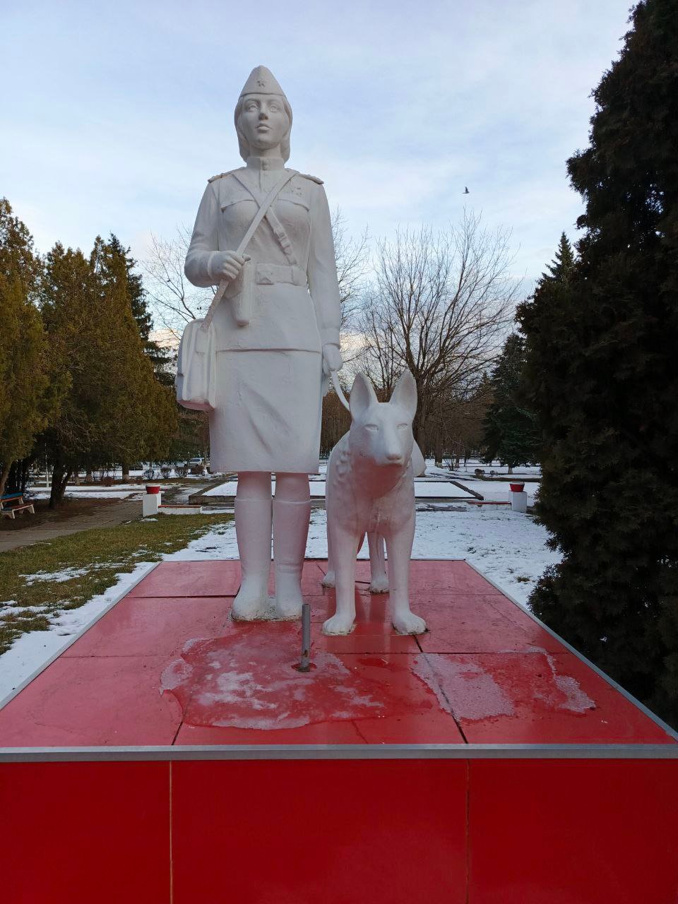 В городе Ессентуки сотрудники Северо-Кавказского управления Росприроднадзора отдали дань памяти женщинам-медикам, проявившим героизм в годы Великой Отечественной войны. Накануне Международного праздника 8 Марта к памятнику, расположенному на территории санатория «Виктория», были возложены цветы.  Памятник представляет собой трогательную скульптурную композицию, запечатлевшую военную медсестру в белоснежной форме, с медицинской сумкой и преданной санитарной собакой рядом.  Этот мемориал символизирует неоценимый вклад медицинских работников и их четвероногих союзников в спасение тысяч солдатских жизней во время Великой Отечественной войны. Рискуя собой, под пулями они вытаскивали раненых бойцов с поля боя и оказывали им первую медицинскую помощь.  Надпись на табличке у основания памятника красноречиво выражает благодарность и признание их самоотверженного служения «Героям - медикам и санитарным собакам,спасшим тысячи солдатских жизней, посвящается»!