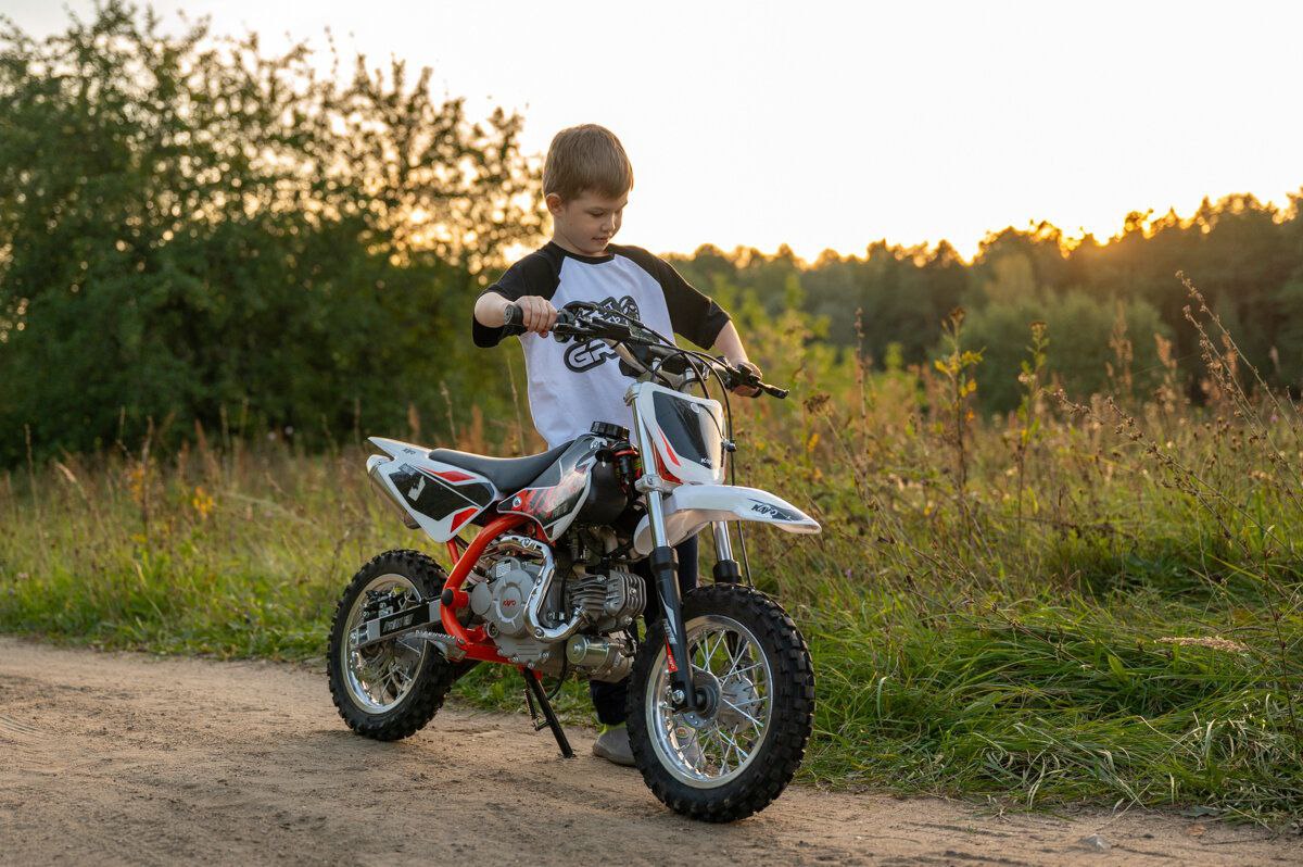 Детям хотят запретить покупать питбайки и бензин Законопроект планируют внести в Госдуму Председатель комитета ГД по молодёжной политике Артём Метелев пояснил число аварий с участием подростков на питбайках выросло на 30 в 2025 году Порядка 40 ДТП привели к смерти Питбайк не должен ездить вместе с грузовиками и автомобилями по дороге Его можно использовать только в специальных отведённых для этого и определённых Министерством спорта местах подчеркнул Метелев Исключение для покупки сделают тем несовершеннолетним у которых есть справка об окончании спортивной мотошколы и которым нужен спортинвентарь   ЗАПОРОЖСКИЙ ТЕЛЕГРАФ