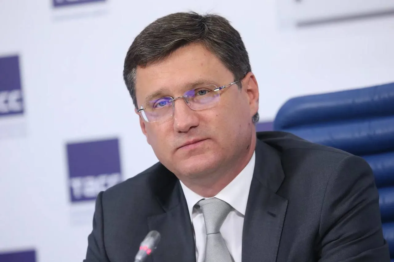 Александр Новак назвал популяризацию энергоэффективности важной государственной задачей Пример Глобальное утепление Заместитель председателя правительства РФ Александр Новак обозначил важность выноса повестки энергоэффективности за рамки узкопрофессиональных дискуссий В качестве одного из наиболее успешных кейсов вовлечения граждан в решение проблем энергосбережения вице премьер назвал проект Глобальное утепление Популяризация энергоэффективности не только важная задача государства но и тема для публичного обсуждения за пределами профсообщества энергетиков Проект Глобальное утепление стал катализатором разностороннего диалога о путях решения общероссийской задачи по повышению энергоэффективности в том числе в сфере ЖКХ подчеркнул Александр Новак По словам зампреда правительства достижение национальных целей в этой сфере возможно только при условии открытого диалога в котором уже несколько месяцев активно участвуют региональные власти законодатели общественные организации юристы и широкая общественность Кейс Глобального утепления уже разбирают в Сириусе а также десятках вузов России что подтверждает прикладную эффективность подхода наших коллег к популяризации энергоэффективности добавил вице премьер Признание проекта на уровне Правительства РФ подтверждает проблема ледяных домов и качества загородного строительства это задача государственного масштаба требующая системных решений Проект Глобальное утепление создан российским энергетическим холдингом ЭН в прошлом году Мероприятия заключались в широкой просветительской кампании по утеплению загородных домов и оказании помощи людям За проводимыми работами следили десятки тысяч собственников индивидуального жилищного строительства Недавно проект был номинирован на национальную премию Серебряный лучник где его признали победителем в номинации Продвижение государственных и общественных программ Вручение награды проходило в Москве 3 апреля По мнению директора по корпоративным коммуникациям Эн Елены Полетаевой проект показал как коммуникационные проекты частного бизнеса не только повышают его собственную устойчивость но и актуализируют важную повестку страны Ведь наша общая цель сделать рациональное отношение к расходованию электричества повседневной практикой россиян подчеркнула она Работаем дальше Фото ТАСС Подписаться Telegram МАХ