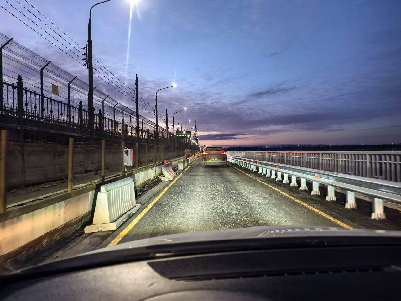 На мосту Нижегородской ГЭС сегодня ночью открыли обновлённую полосу движения Теперь рабочие займутся реконструкцией второй полосы так что реверс отменять пока не собираются Подписаться на нас в MAX