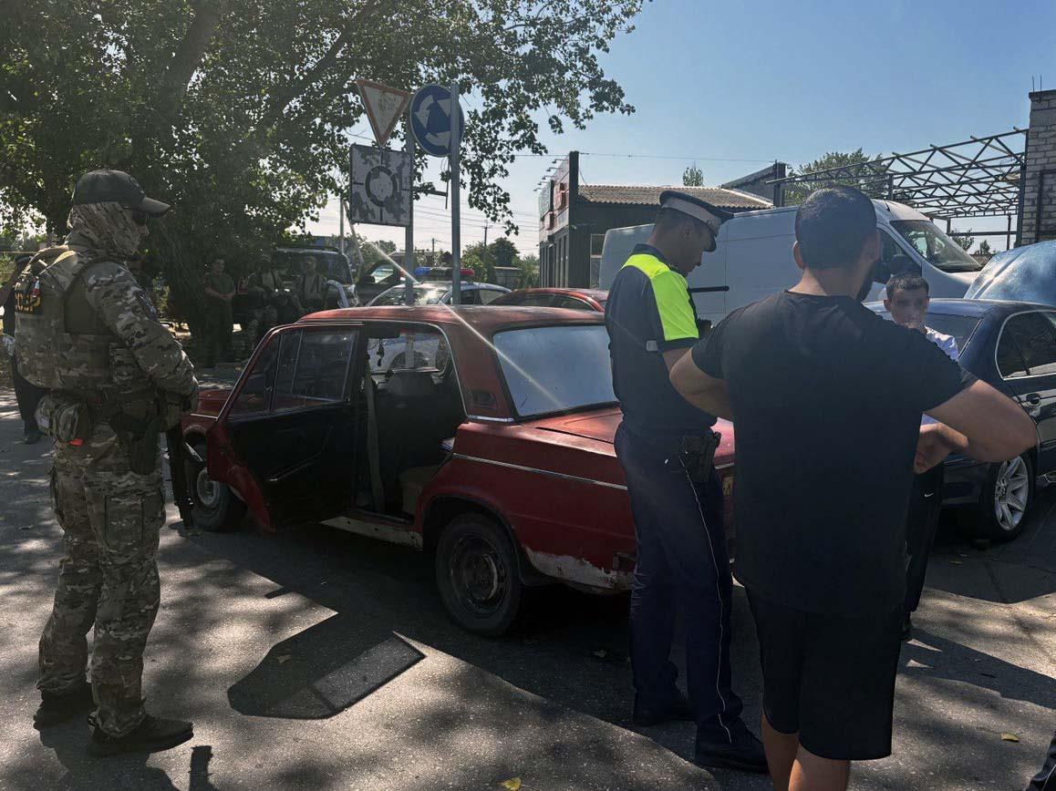 При содействии Росгвардии в Херсонской области прошел рейд по выявлению нарушений ПДД Сотрудники СОБР территориального управления Росгвардии оказали силовую поддержку коллегам из ГАИ при проведении на территории Скадовского муниципального округа профилактического мероприятия, направленного на предупреждение и пресечение грубых нарушений правил дорожного движения. По результатам рейда составлено несколько административных материалов, включая несоблюдение правил перевозки несовершеннолетних пассажиров и вождение транспортного средства без водительского удостоверения. Работа по выявлению и пресечению нарушений в сфере дорожной безопасности на территории региона будет продолжена в плановом порядке.