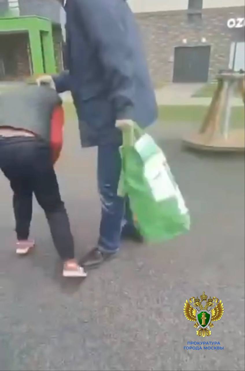 В Щербинке задержали мужчину ударившего чужого ребенка в живот сообщили в московской прокуратуре Им оказался 41 летний житель поселка Рязановское Ведомство взяло дело под свой контроль Ранее в телеграм канале Осторожно Москва опубликовали видео на которой мужчина берет несовершеннолетнего мальчика за шиворот и бьет коленом в живот сопровождая действия вопросом Ты бил лежачего По данным канала мужчина вмешался в драку между детьми он остановил потасовку а затем напал на одного из участников решив наказать его за избиение мальчика лежавшего на земле Следить за новостями РБК в Telegram