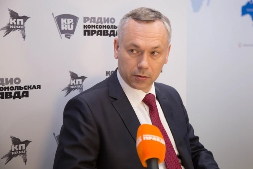 Андрей Травников поручил создать новую систему органов власти к 2027 году  Губернатор Новосибирской области Андрей Травников принял участие в заседании президиума Ассоциации «Совет муниципальных образований Новосибирской области». Напомним, с июня текущего года вступил в силу федеральный закон об общих принципах организации местного самоуправления в единой системе публичной власти № 33-ФЗ. Об этом сообщили в пресс-службе областного правительства.  — Новый закон предусматривает переход к преимущественно одноуровневой системе местного самоуправления. Такую работу – преобразование муниципальных районов в муниципальные округа – мы начали два года назад. Сейчас в Новосибирской области три муниципальных округа – Карасукский, Маслянинский и Татарский, ещё шесть районов завершают переход – Венгеровский, Доволенский, Северный, Сузунский, Убинский, Чановский. Мы долго и основательно готовились к этим мероприятиям. Так же вдумчиво и плавно нужно провести преобразования в других районах. Наша общая задача – переработать, актуализировать областные нормативные акты, отладить все процессы в соответствии с обновлённой правовой базой, с тем, чтобы новая система отношений органов власти региона и муниципалитетов полноценно «заработала» в 2027 году, — поделился глава региона.    Подпишись на «КП — Новосибирск»