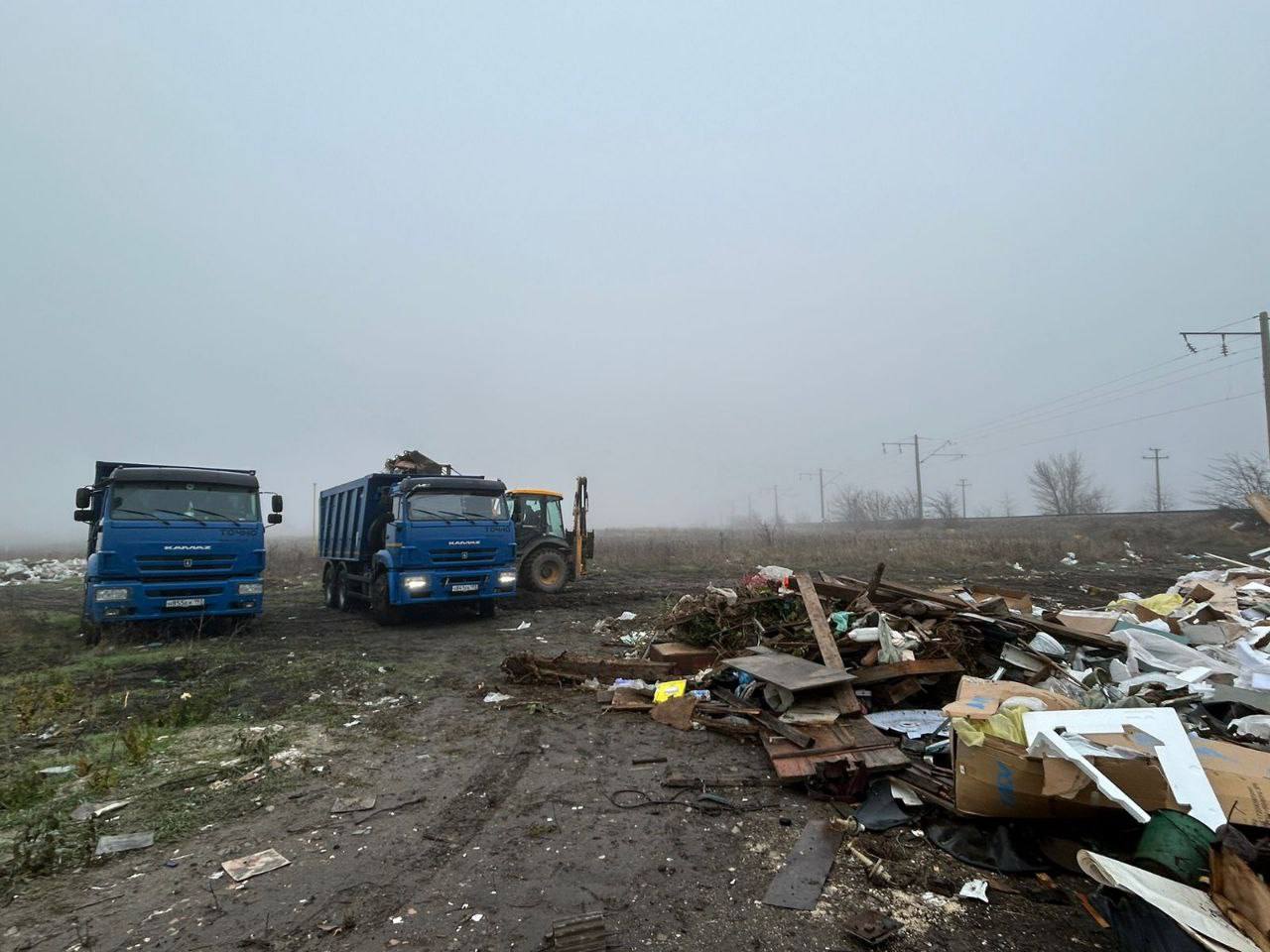 По Комарова в посёлке Российском, вблизи железной дороги, устраняют незаконную свалку  Наибольшая часть отходов здесь  — строительные, которые свозят «серые» мусорщики. Очистку проводит администрация совместно с предпринимателями, работающими в посёлке Российском. Работы по ликвидации несанкционированных свалок в этом районе будут продолжаться, пока вся территория не будет освобождена полностью.   Для предупреждения повторных фактов образования несанкционированных свалок рассматривается возможность организации патрулирования полицией и установки камер видеонаблюдения. Аналогичные меры применялись в Индустриальном. Это гарантированно поможет привлечь к ответственности нарушителей санитарного порядка.