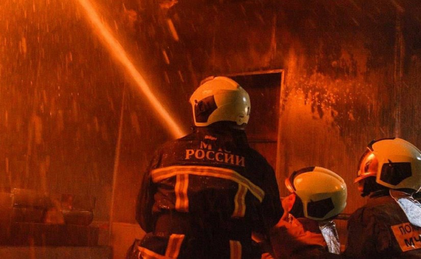 Двухэтажный дом горел ночью в Петропавловске-Камчатском Пожарные боролись с огнем несколько часов На улице Сахалинской в Петропавловске-Камчатском ночью горел двухэтажный деревянный расселенный дом, сообщили ИА «Камчатское время» в ГУ МЧС по Камчатскому краю. Подробности по ссылке:
