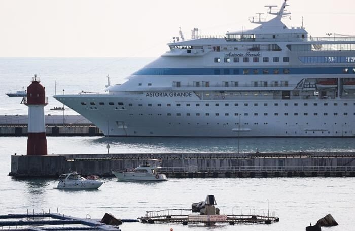 Круизный лайнер Astoria Grande прибывший из России не может пришвартоваться в Стамбуле уже несколько часов На борту судна находится 616 пассажиров преимущественно россияне а также 435 членов экипажа Известно что лайнер стоит на якоре с 05 09 мск Официальная причина задержки не известна Однако ряд СМИ сообщает что это может быть ответка за то что наши в начале ноября заблокировали вход турецкому парому Seabridge в порт Сочи Подписаться на truekpru Читать нас в MAX