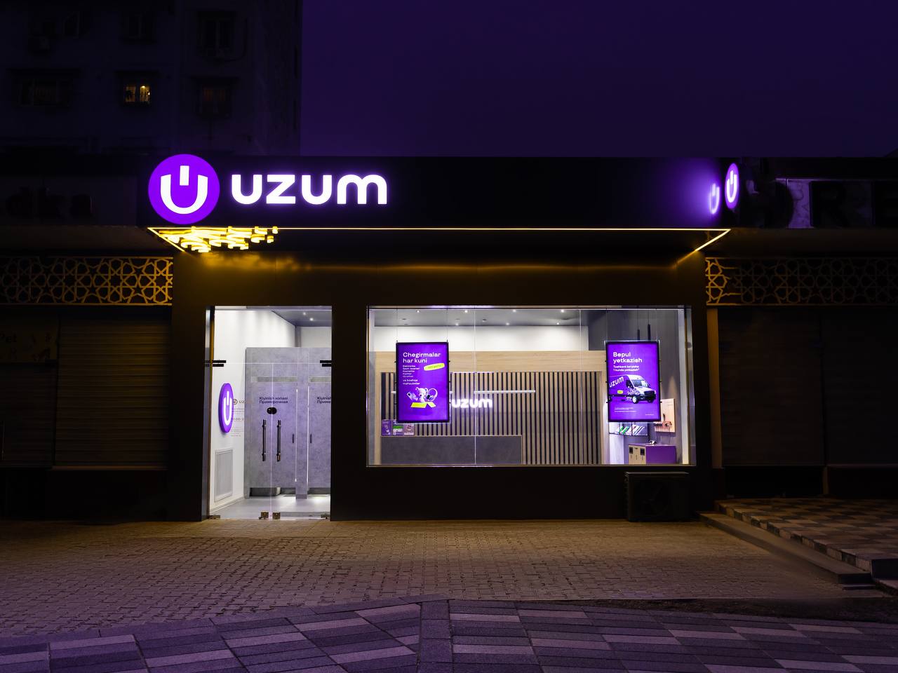 Катта тезликдаги ўсиш: Uzum 1,5 млрд долларлик компанияга айланди  2024 йилда Uzum баҳоси 1 млрд доллардан ошиб, Ўзбекистондаги биринчи яккашоҳ компания бўлганди.   2025 йилга келиб, қисқа муддат ичида компания баҳоаси 1,5 млрд долларга етди.   Ўзбекистоннинг етакчи рақамли экотизими FinSight Ventures иштирокида Хитойнинг Tencent IT гиганти ва VR Capital халқаро инвестиция фондидан қарийб 70 млн доллар жалб қилди.   Таъкидлаш жоизки, бу Хитойнинг Tencent компанияси инвестиция киритган Ўзбекистондаги биринчи IT компания.  Uzum экотизимининг хизматларидан ҳар ой 17 млн нафарга яқин аҳоли фойдаланмоқда.   Uzum Bank карталаридан фойдаланувчилар сони эса 2 млн нафардан ошди.   3 йилдан камроқ вақт ичида компания мамлакатнинг энг йирик солиқ тўловчиларидан бирига айланди.  Экотизим нафақат бутун мамлакат бўйлаб 12 000 дан ортиқ иш ўринларини яратди, балки Ўзбекистонда кичик ва ўрта бизнеснинг ўсишини қўллаб-қувватламоқда. Uzum билан биргаликда бутун мамлакат бўйлаб 40 мингдан ортиқ тадбиркор ўз бизнесини ривожлантирмоқда.  Компаниянинг 1,5 млрд долларга баҳолангани ва келишув ҳақида нуфузли Bloomberg ва TechCrunch ҳам ёзишга улгурди.   Кейин йил Uzum 2 млрд долларлик маррага бемалол етиб олса керак. Ҳали олдинда кўпчилик кутаётган IPO турибди...   Буёғи қизиқарли бўлади.