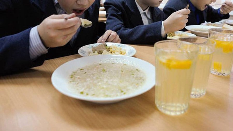 В Анапе из-за нарушений закрыли столовую, где кормили детей Судебные приставы на 90 суток приостановили деятельность столовой на ул. Кирова города-курорта. Ее владелец признан виновным в административном правонарушении по ст. 6.6 КоАП РФ «Нарушение санитарно-эпидемиологических требований к организации питания населения». Иск в суд подал Роспотребнадзор, специалисты которого выявили нарушения в ходе внеплановой проверки столовой. Индивидуальный предприниматель организовал питание учащихся образовательных организаций и, как выявила проверка, допустил многочисленные нарушения, создавшие угрозу жизни и здоровью детей. Исполнительное производство было возбуждено, и в тот же день судебный пристав опечатал вход в столовую. Владельца предупредили об административной ответственности в случае незаконного возобновления деятельности, сообщили в Главном управлении Федеральной службы судебных приставов по Краснодарскому краю.  #Анапа  #НовостиАнапыСегодня #НовостиАнапы #АнапаНовости #СегодняВАнапе #АнапаМедиа