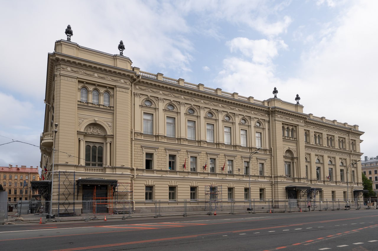 В Санкт-Петербурге завершена реставрация Консерватории им. Н.А. Римского-Корсакова   «Завершили реконструкцию исторического здания консерватории имени Римского-Корсакова в Санкт-Петербурге. Это была очень большая и сложная работа, которую удалось выполнить на год раньше запланированного срока. В последние месяцы здесь трудились более 1 тысячи специалистов. Теперь получили заключение о соответствии», — сообщил Заместитель Председателя Правительства Марат Хуснуллин.    Вернуть исторический облик зданию было одной из ключевых задач реконструкции. А за счёт установки светопрозрачных куполов из стекла и алюминия во внутренних дворах удалось увеличить полезную площадь здания почти до 32 тыс. кв. м.   «Консерватория в Санкт-Петербурге – знаковый объект, реализуемый в рамках комплексной госпрограммы «Строительство», куратором которой является Минстрой России», – отметил Министр строительства и ЖКХ Ирек Файзуллин.   В Малом зале им. Глазунова специалисты отреставрировали исторический корпус органа. Также там удалось восстановить лепной декор и сохранить элементы деревянной акустики конца XIX века.  «В процессе реставрации строителям удалось усилить каркас Большого зала им. Рубинштейна с помощью металлоконструкций, вес которых составляет 1 тыс. т. Работы по монтажу оборудования механизации сцены, света и звука весом более 200 т полностью завершены. Также строители изменили форму зала с прямоугольной на подковообразную для улучшения акустики», – сказал генеральный директор ППК «Единый заказчик» Карен Оганесян.    Итогом масштабной реконструкции Консерватории станет появление одной из крупнейших в России театральных площадок с технологиями переменной акустики, где каждый из 1100 зрителей в любой точке сможет одинаково хорошо слышать исполнение музыки.   Подробнее о реставрации Санкт-Петербургской государственной консерватории им. Н.А. Римского-Корсакова читайте на сайте Правительства России.