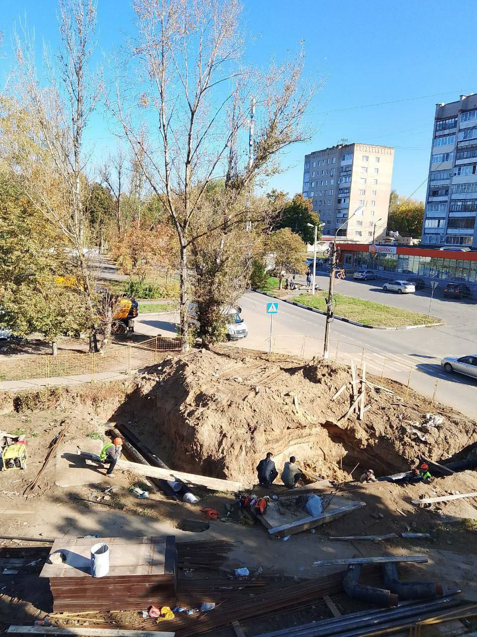 Люди в подмосковном Воскресенске могут остаться без отопления    Причина кроется в ремонтных работ на теплотрассах, которые совпали вместе с объявлением о начале отопительного сезона в Подмосковье.   Администрация города пообещала жителям решить вопрос до 1 ноября, но люди слабо верят сказанному, так как ранее в администрации заявили, что с 1 октября начинается подача тепла в соцобъекты, однако батареи в детсадах холодные.   Теперь люди рискуют остаться зимой без тепла.  Ранее уже писал о проблемах с отоплением в Подмосковье. Так, операторы котельных в Чехове заявили, что не смогут начать отопительный сезон из-за критического состояния теплосетей.