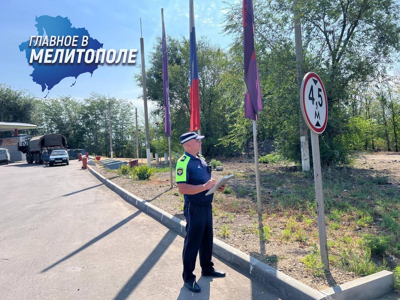 Сотрудники Ространснадзора проверяют АЗС в рамках месячника безопасности Государственные инспекторы территориального отдела по Запорожской и Херсонской областям МТУ Ространснадзора ЮФО принимают участие в спецмероприятии «Безопасная АЗС». Были проведены рейды по автозаправочным станциям, расположенным в придорожной зоне трассы Р-280 «Новороссия» в Запорожской области. В ходе рейда инспекторы оценивали состояние асфальтобетонного покрытия, проверяли наличие и правильность установки дорожных знаков, разметки, а также организацию парковочных зон. Эти меры направлены на обеспечение безопасности как на самих заправках, так и на прилегающих участках автодороги.