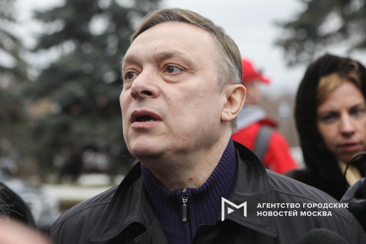 Бывший продюсер Ласкового мая Андрей Разин арестован в Москве заочно он проходит по делу о мошенничестве с песнями которые исполнял Юрий Шатунов Разину заочно предъявлено обвинение в мошенничестве Уголовное дело в отношении него возбуждено по факту присвоения денежных средств которые должны быть лицензионным вознаграждением автора песен Ласкового мая поэта Сергея Кузнецова По версии следствия Разин долгое время использовал поддельный договор с Кузнецовым Подпишись на Агентство Москва