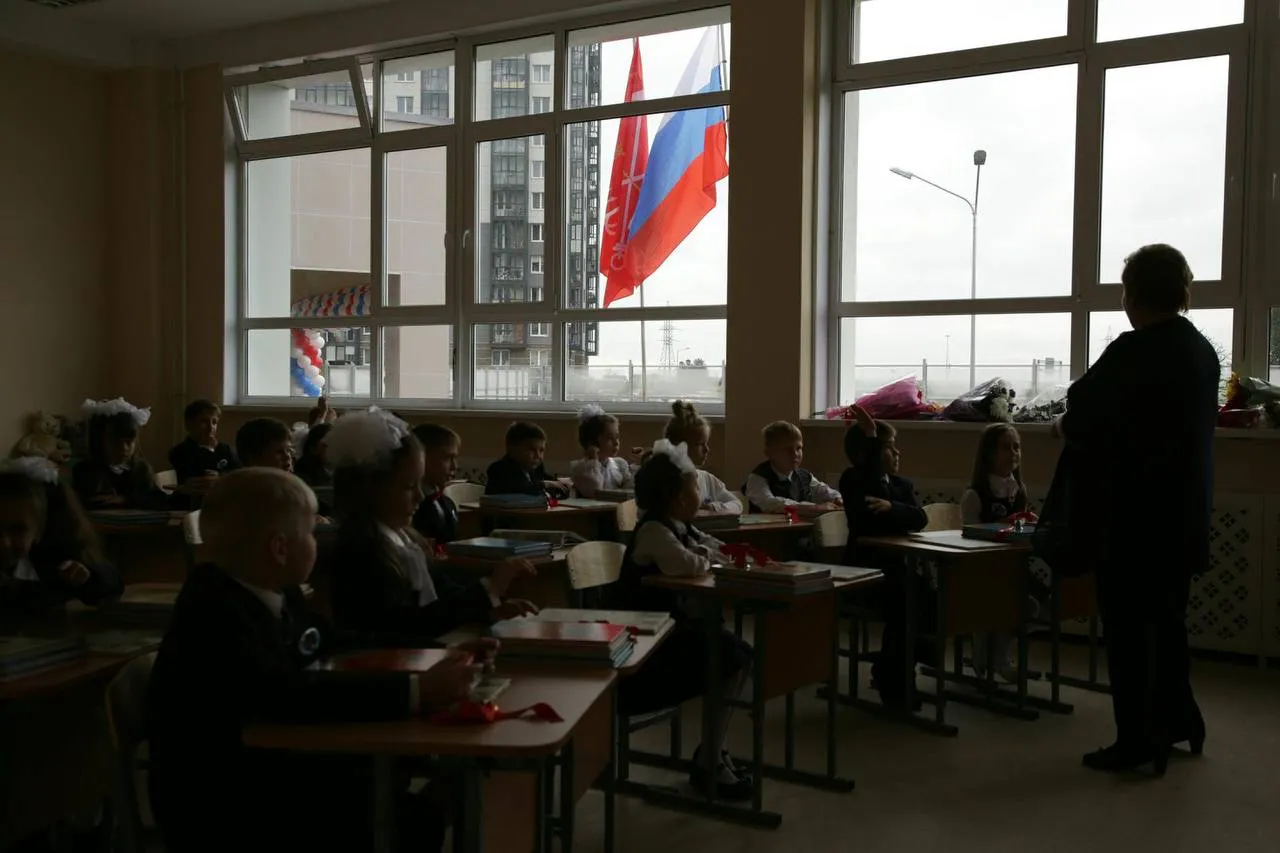 Концепцию исторического просвещения утвердили в российских школах детсадах и вузах сообщили в пресс службе Минпросвещения Документ определяет основные механизмы формирования общероссийской гражданской идентичности у подрастающего поколения Отдельный акцент в концепции сделан на обучении школьников навыкам критической оценки информации работы с источниками и противодействия фальсификации истории цитирует агентство РИА Новости главу ведомства Сергея Кравцова Концепция предусматривает повышение квалификации педагогов разработку методических материалов а также организацию исторических кружков клубов конференций конкурсов олимпиад квестов и проектных мероприятий Особое внимание уделят событиям Великой Отечественной войны и участникам спецоперации говорится в документе Сергей Коньков ДП Подписаться на ДП в Telegram MAX