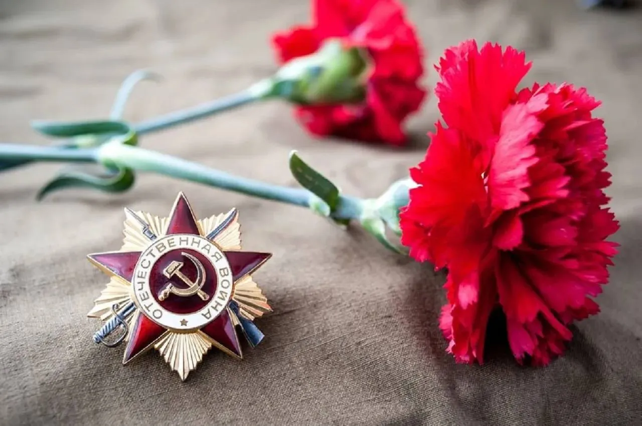 7 мая во всех учреждениях общего среднего образования пройдет единый урок посвященный Дню Победы Учащиеся и педагоги будут говорить о том почему Великая Победа священна Почему правда о Великой Отечественной войне это наш щит Почему сохранять объективную память о Великой Победе это честь и ответственность В Год белорусской женщины особый акцент будет сделан на вкладе белорусских женщин в Великую Победу Информационно методические материалы для подготовки и проведения урока размещены на национальном образовательном портале