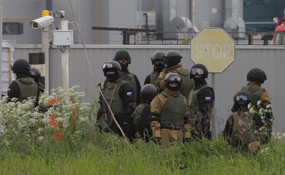 В Ростове-на-Дону завершено расследование дела о попытке побега из СИЗО и захвате заложников   Расследование уголовного дела в отношении пяти участников организованной группы, совершивших тяжкие преступления в следственном изоляторе №1 Ростова-на-Дону, завершено.   По версии следствия, в июне 2024 года заключённые по заранее спланированному замыслу покинули камеру, захватили двух сотрудников ГУФСИН в заложники и применили насилие к четырём другим.   Побег был остановлен благодаря спецоперации правоохранителей. В результате пятеро участников были ликвидированы, пятеро задержаны.   Дело отправлено в суд для рассмотрения по существу.     -то на Ростовском