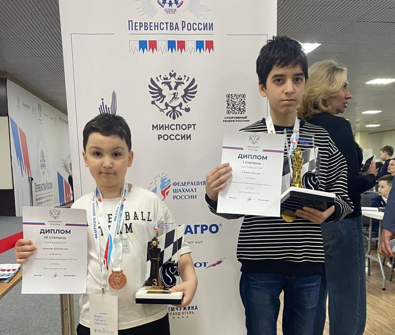 Воспитанник махачкалинской шахматной школы им Карпова Руслан Гаджиев показал лучший результат среди участников до 15 лет на первенстве России Еще один представитель Дагестана Абдумуслим Асмалов стал бронзовым призером среди мальчиков до 9 лет Для юного махачкалинца первенство России стало дебютным в карьере сообщили в минспорта республики   Подписывайтесь на Аргументы и Факты Северный Кавказ Telegram МАХ