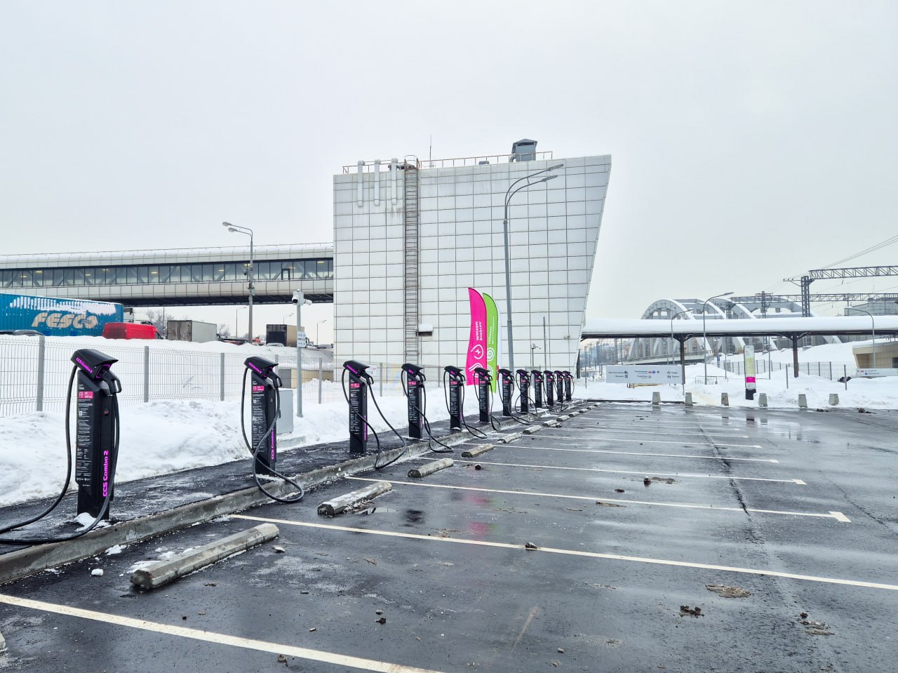 В Москве открыли второй зарядный хаб для электромобилей Он находится около станции МЦК Измайлово Там установили 18 электронных зарядных станций которые поддерживают все основные типы разъемов Комплекс будет работать круглосуточно Для водителей организовали зону отдыха с кофейными и торговыми аппаратами Больше новостей в Daily News