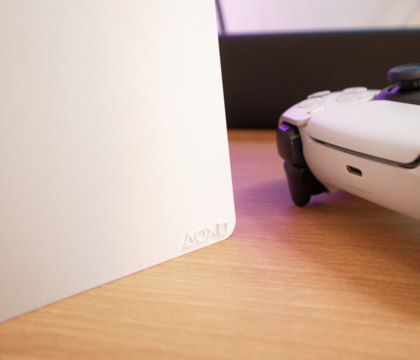 PlayStation 6 получит более простой дизайн Том Хендерсон Известный игровой инсайдер Том Хендерсон сообщил что игровая консоль нового поколения PlayStation 6 будет проще по дизайну чем ее предшественница Это нужно чтобы снизить транспортные расходы Чем менее вычурные формы у консоли тем меньше коробка а значит и места при транспортировке PS6 будет занимать меньше
