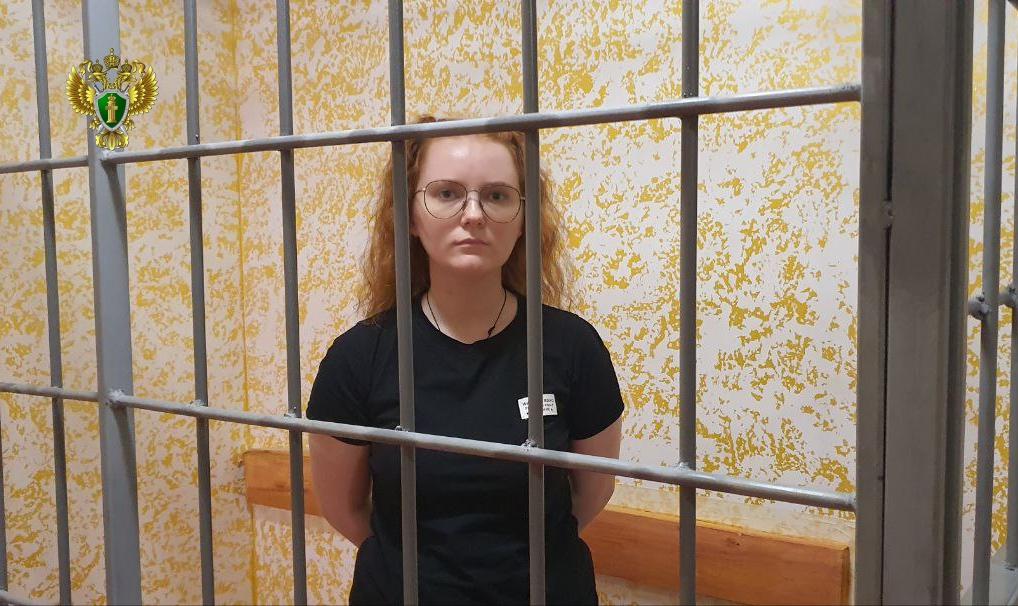 В Херсонской области местная жительница признана судом виновной в совершении шпионажа Херсонский областной суд вынес приговор по уголовному делу в отношении местной жительницы Анжелики Демьяненко. Она признана виновной по ст. 276 УК РФ шпионаж . Преступление выявлено и расследовано УФСБ России по Херсонской области. В суде установлено, что в октябре 2023 года осужденная, находясь на территории Херсонской области и являясь гражданской Украины, получала от своего отца сведения о вышках сотовой связи, передвижении и местах дислокации военной техники, а также личного состава Вооруженных Сил Российской Федерации, которые в последующем передавала представителям украинской разведки. Указанные данные могли быть использованы для нанесения огневого поражения по местам расположения вышек связи и дислокации российских военных и иных лиц. Суд с учетом позиции государственного обвинителя назначил Демьяненко наказание в виде лишения свободы сроком на 10 лет 6 месяцев с отбыванием в исправительной колонии общего режима. Уголовное дело в отношении отца по обвинению в государственной измене ранее рассмотрено судом с вынесением обвинительного приговора. #Происшествия